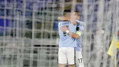 Penyerang andalan Lazio, Ciro Immobile merayakan bersama rekan setimnya Joaquin Correa setelah mencetak gol ke gawang wakil Bundesliga, Borussia Dortmund pada pertandingan perdana Grup F Liga Champions 2020 di Stadion Olimpico, Rabu (21/10/2020) dini hari WIB. Lazio menang 3-1 atas Borussia Dortmund