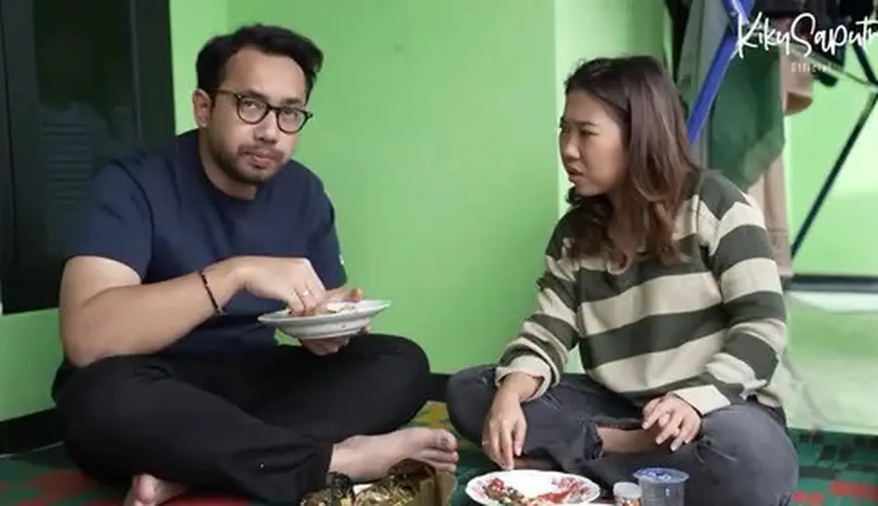 Dalam Youtubenya, Kiky Saputri mengajak sang suami ke kampung halamannya di Garut. Kiky tampak sederhana mengenakan atasan lengan panjang bergaris dipadukan celana denim. [Foto: Youtube Kiky Saputri]