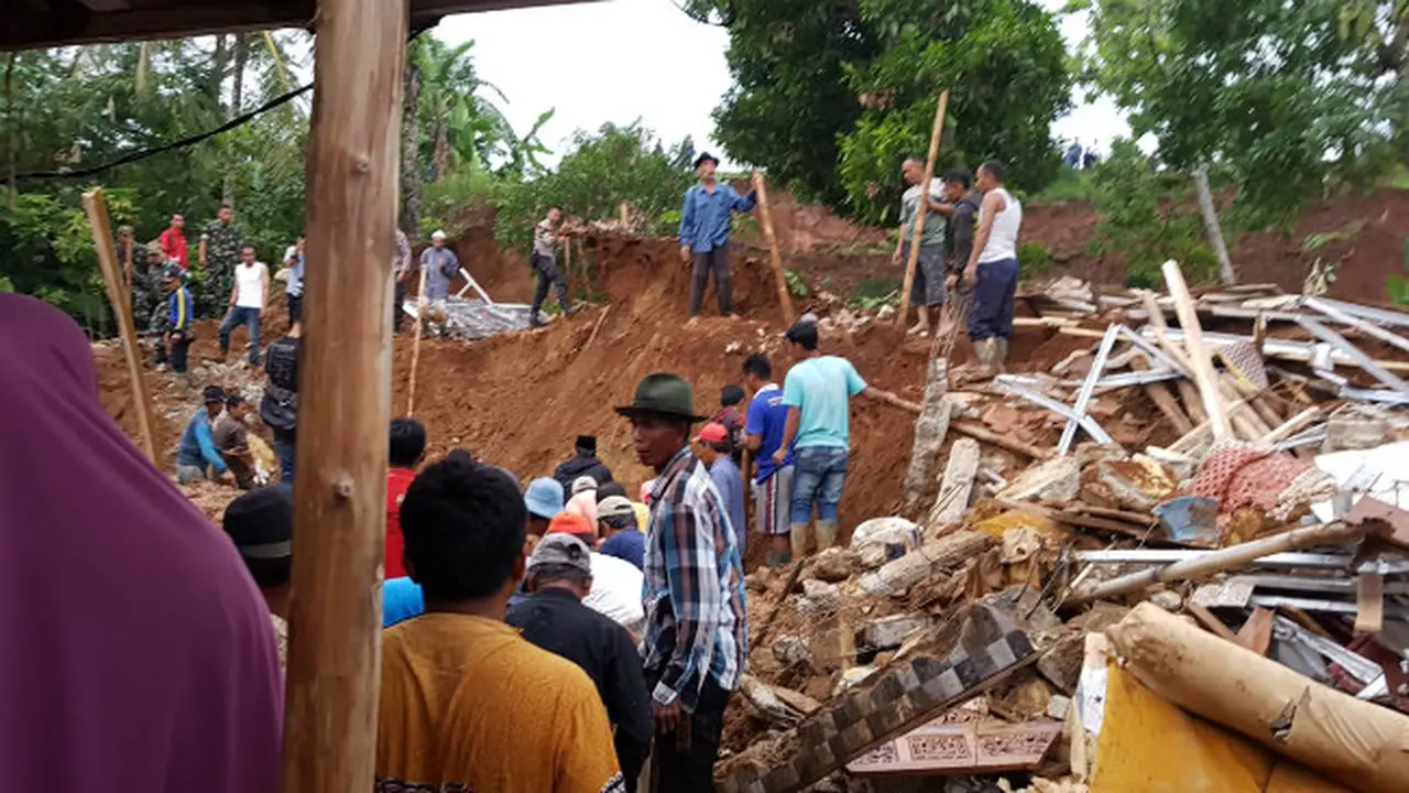 Tiga Rumah di Purwakarta Tertimbun Longsor