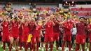 Para pemain Swiss memberi hormat kepada para supporter  setelah memenangkan adu penalti dalam pertandingan sepak bola babak 16 besar Piala Dunia antara Swiss dan Kolombia di Vancouver, British Columbia, Selasa, 7 Juli 2026. (AP/ The Canadian Press/ Ethan Cairns)