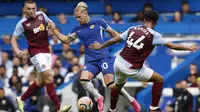 Gelandang Chelsea, Mykhailo Mudryk, mendapatkan pengawalan dari gelandang Aston Villa, John McGinn dan Boubacar Kamara pada laga pekan keenam Premier League 2023/2024 yang berlangsung di Stamford Bridge, London, Minggu (24/9/2023) malam WIB. (AFP/Ian Kington)