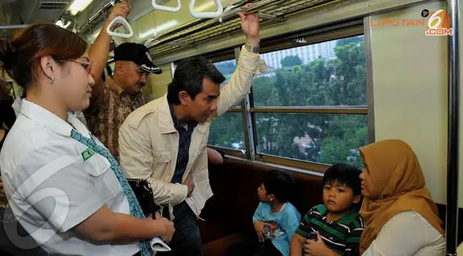Ketua Ombudsman RI, Danang Girindrawardana didampingi Humas PT KAI Comuter Jabotabek, Eva Chairunissa berbincang dengan pengguna jasa KRL di Jakarta, Rabu (19/2/2014) (Liputan6.com/JohanTallo).
