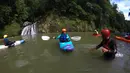 Peserta sekolah Kracak Kayak melakukan teknik mendayung saat simulasi sungai Cianten, Desa Situ Udik, kecamatan Cibungbulang, Bogor, Jawa Barat, Kamis (18/3). Kegiatan ini diikuti oleh ibu-ibu. (Merdeka.com/Imam Buhori)