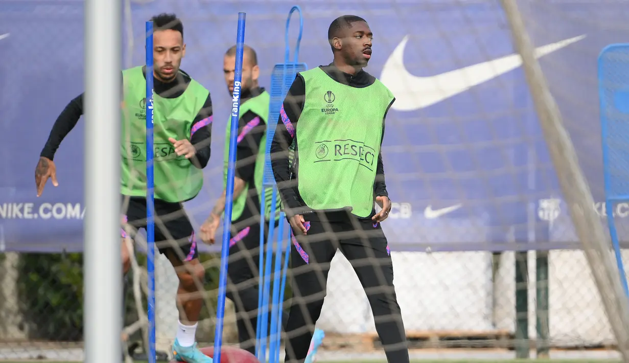 Penyerang Barcelona Barcelona Ousmane Dembele dan rekan satu timnya ikut serta dalam sesi latihan di Barcelona pada 16 Februari 2022. Barcelona bakal meladeni Napoli pada leg pertama play-off babak gugur Liga Europa 2021/22 di Camp Nou, Jumat 18 Februari 2022. (LLUIS GENE / AFP)