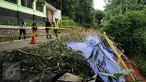 Pekerja memasang garis pembatas di jalan Gardu, Jagakarsa yang mengalami longsor pada Jumat (12/2) lalu, Jakarta, Sabtu (13/2/2016). Longsor terjadi akibat guyuran hujan deras dan tidak ada korban dalam peristiwa ini. (Liputan6.com/Helmi Fithriansyah)