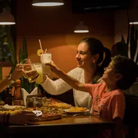 Ilustrasi makan bersama keluarga, buka puasa. (Photo by Pablo Merchán Montes on Unsplash)