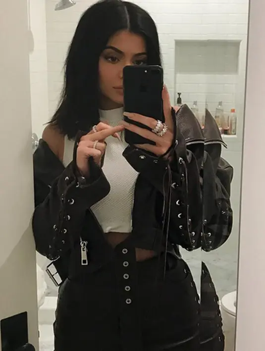 Kylie Jenner dan Travis Scott telah menyiapkan perabotan mewah serta pakaian yang dirancang oleh desainer ternama. Semua itu dilakukannya, sebagai bukti bahwa mereka sangat senang menanti kelahiran anaknya. (Instagram/kyliejenner)