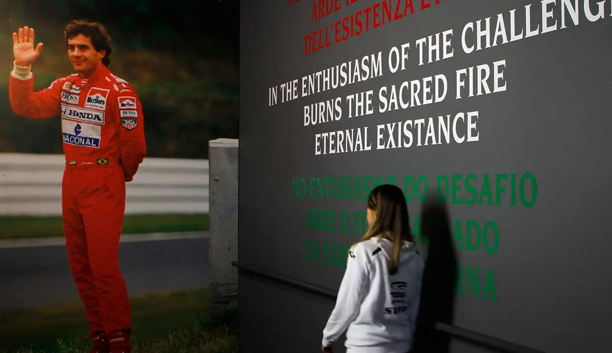 Sepanjang kariernya di ajang F1, Ayrton Senna pernah membela empat tim (Toleman, Lotus, McLaren, dan Williams). Tiga kali gelar juara dunia F1 (1988, 1990, dan 1991) pernah direngkuh pembalap asal Brasil ini. (REUTERS/Alessandro Garofalo)