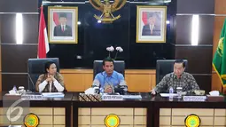 Menteri Perdagangan Thomas Lembong (kanan) memberikan keterangan usai rapat koordinasi di Kementrian Pertanian, Jakarta, Selasa (31/5). Pemerintah menjamin tidak ada lonjakan harga jelang Ramadan. (Liputan6.com/Angga Yuniar)