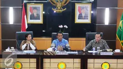 Menteri Perdagangan Thomas Lembong (kanan) memberikan keterangan usai rapat koordinasi di Kementrian Pertanian, Jakarta, Selasa (31/5). Pemerintah menjamin tidak ada lonjakan harga jelang Ramadan. (Liputan6.com/Angga Yuniar)
