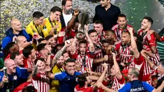 Pemain Olympiakos, Konstantinos Fortounis (tengah) merayakan kemenangan usai final Europa Conference League 2023/2024 melawan Fiorentina di AEK Arena di Athena pada 30 Mei 2024 WIB. (ThÈophile BLOUDANIS/AFP)