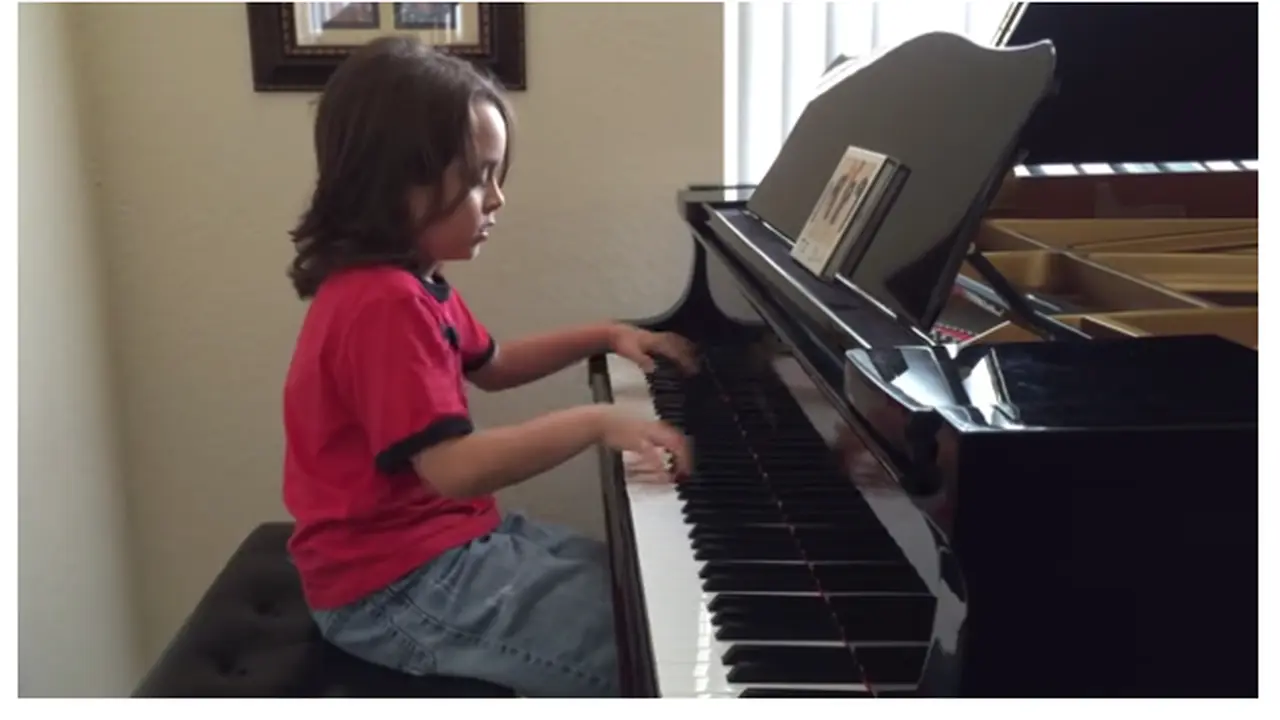 Bocah Autis Ini Pukau Taylor Swift Lewat Permainan Piano