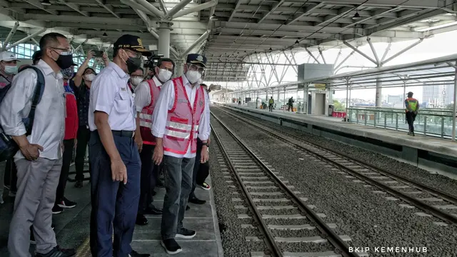 Menteri Perhubungan Budi Karya Sumadi saat meninjau jalur layang di Stasiun Manggarai, Jakarta, Minggu sore (26/9/2021).