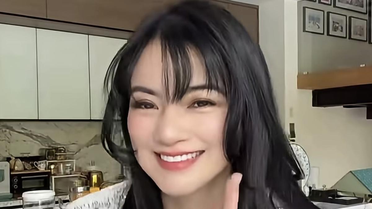 Titi Kamal Tampil dengan Poni Jaga Jarak serta Kaftan Abu-Abu saat Join Tren Izin