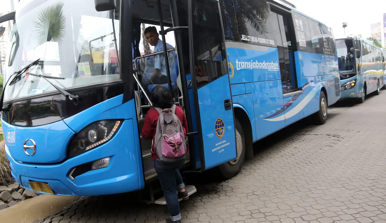 Calon penumpang menaiki bus TransJabodetabek Premium di Mega City, Bekasi Barat, Senin  (12/3). PT Transjakarta menyediakan 48 Bus TransJabodetabek Premium guna mendukung kebijakan ganjil genap di ruas Tol Jakarta-Cikampek. (Liputan6.com/Arya Manggala)