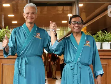 Bakal pasangan calon presiden dan wakil presiden Ganjar Pranowo-Mahfud MD menyapa awak media sesaat sebelum menjalani tes kesehatan di RSPAD Gatot Soebroto, Senen, Jakarta Pusat, Minggu (22/10/2023). (Liputan6.com/Herman Zakharia)