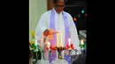 Pendeta saat menyalakan lilin pada Misa Natal di Gereja "Ayam" GPIB Pniel Jakarta, Rabu (24/12/2014). (Liputan6.com/Faisal R Syam)