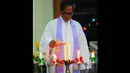 Pendeta saat menyalakan lilin pada Misa Natal di Gereja "Ayam" GPIB Pniel Jakarta, Rabu (24/12/2014). (Liputan6.com/Faisal R Syam)