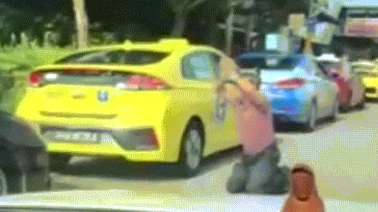 Aksi Sopir Taksi Berdoa di Pinggir Jalan Agar Dapat Penumpang Ini Bikin Haru