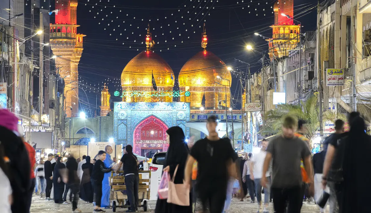 <p>Lailatulqadar adalah satu malam penting yang terjadi pada bulan suci Ramadhan, yang dalam Alquran digambarkan sebagai malam yang lebih baik dari seribu bulan. (AP Photo/Hadi Mizban)</p>