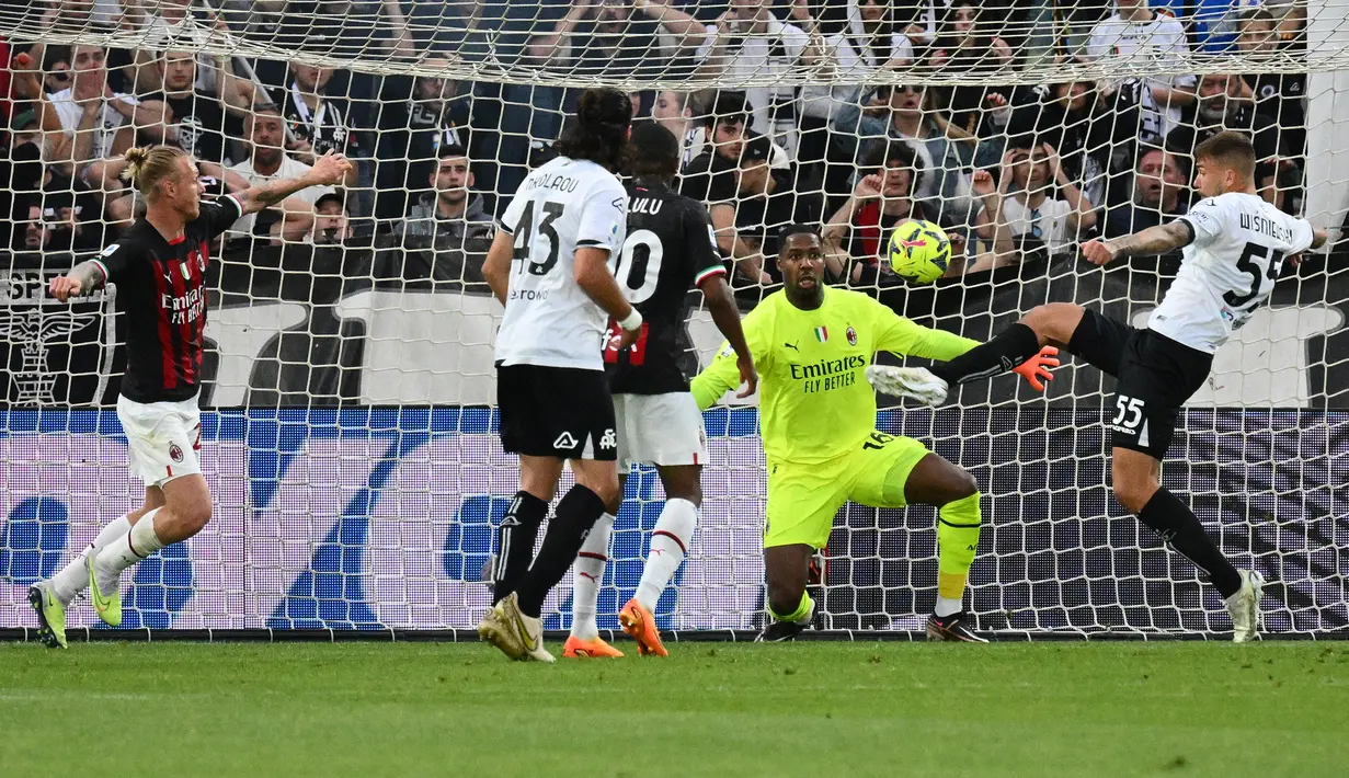 Bek Spezia Polandia Przemyslaw Wisniewski (kanan) mencetak gol pertama timnya ke gawang AC Milan selama pertandingan Liga Serie A Italia di stadion Alberto-Picco di La Spezia, pada 13 Mei 2023. (AFP/Vincenzo Pinto)