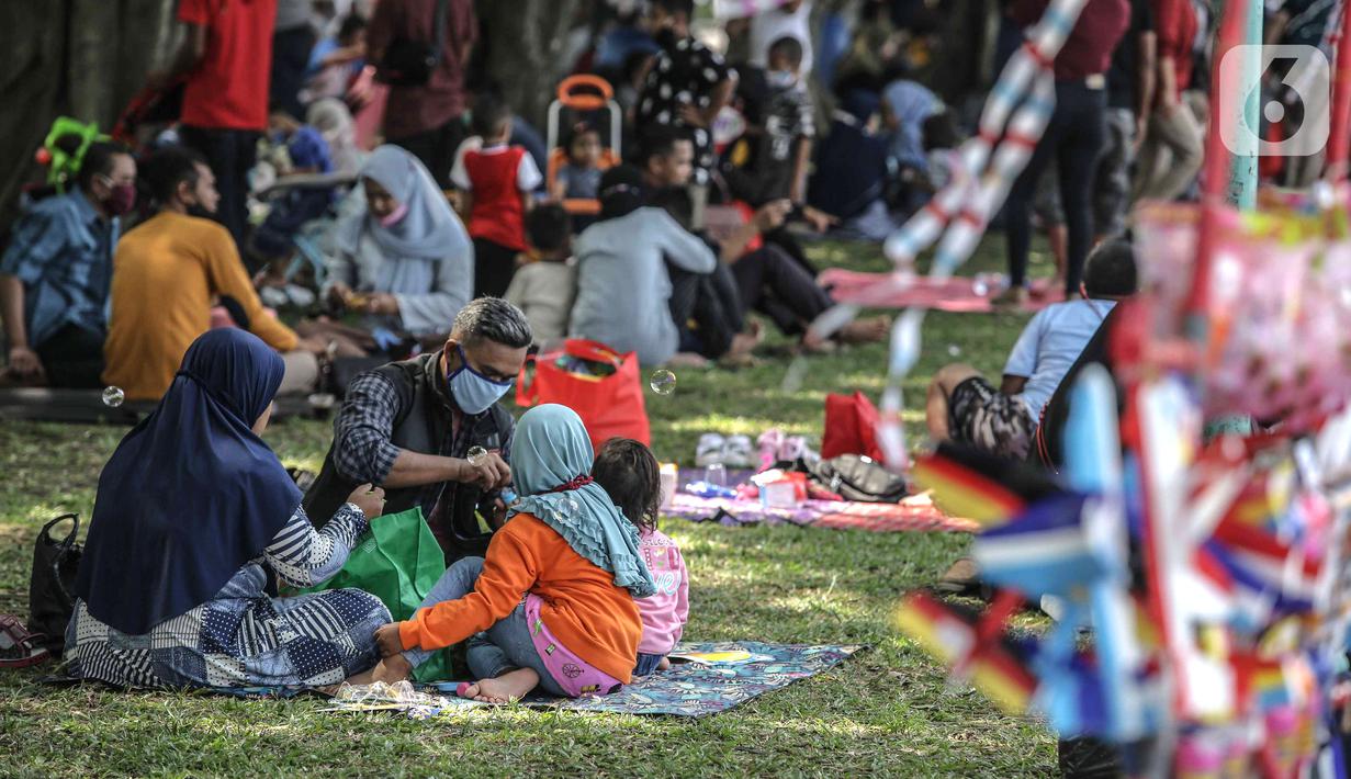 <p>Pengunjung berwisata di Taman Mini Indonesia Indah (TMII), Jakarta, Sabtu (15/5/2021). Banyak warga memilih berwisata ke TMII untuk menghabiskan waktu libur Lebaran. (Liputan6.com/Faizal Fanani)</p>