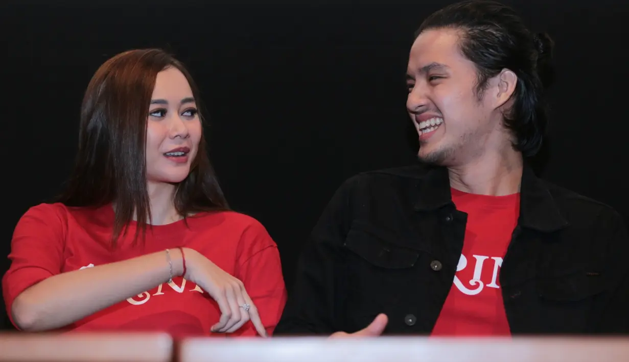 Aura Kasih akan kembali hadir di dunia perfilman Indonesia, dan kali ini ia akan bermain dalam film berjudul Arini: Masih Ada Kereta yang Akan Lewat. Karakternya kali ini pun cukup unik, lantaran ia memiliki berondong. (Adrian Putra/Bintang.com)