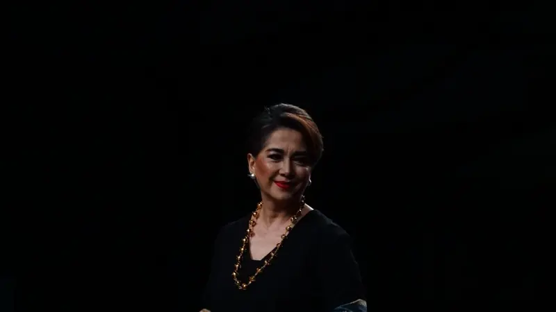 Penampilan Memukau Widyawati dalam Pembukaan Alleira Batik Show