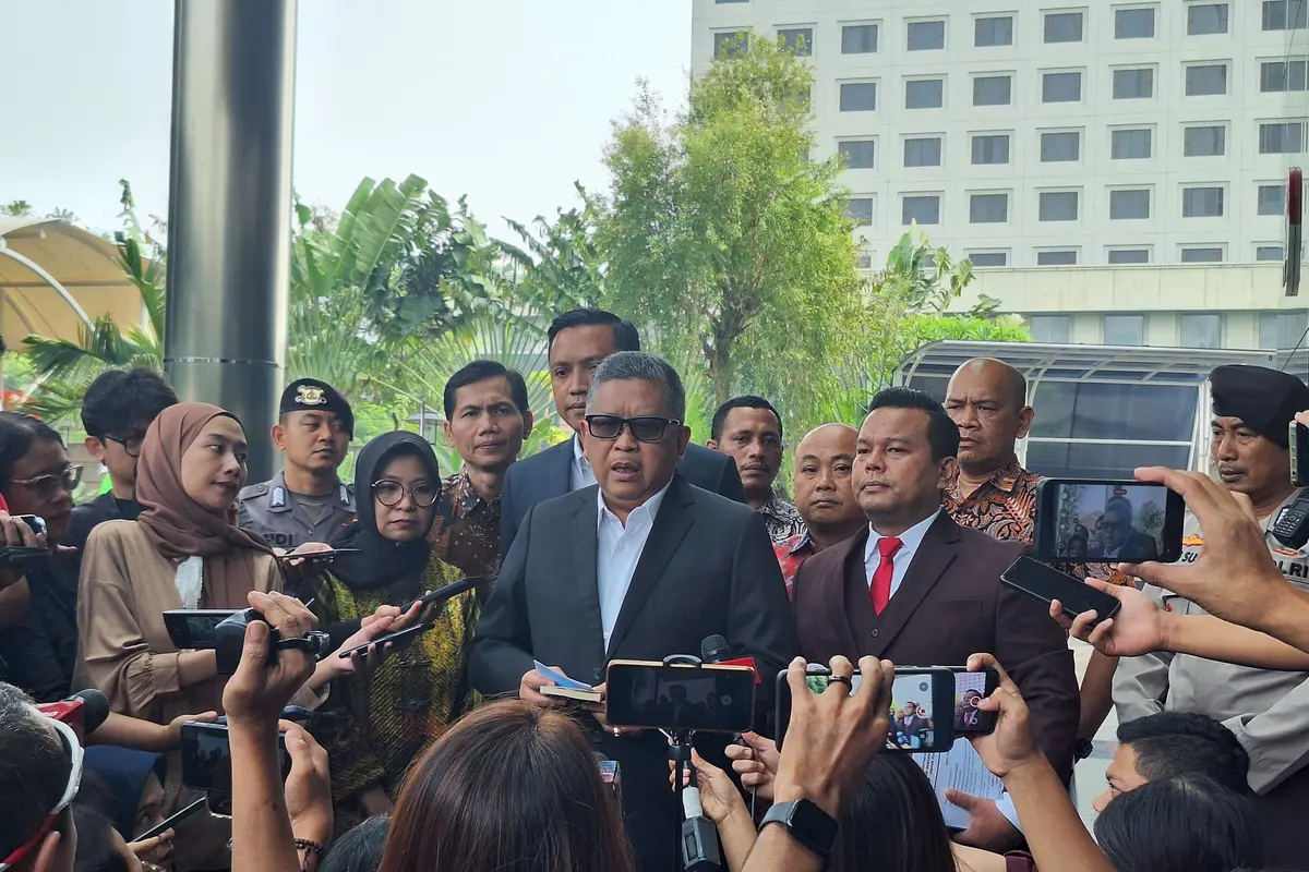 Sekretaris Jenderal (Sekjen) PDI Perjuangan Hasto Kristiyanto memenuhi panggilan penyidik Komisi Pemberantasan Korupsi (KPK) untuk dimintai keterangan dalam kasus korupsi Direktorat Jendral Perkeretaapian (DJKA) pada Kementerian Perhubungan (Kemenhub).