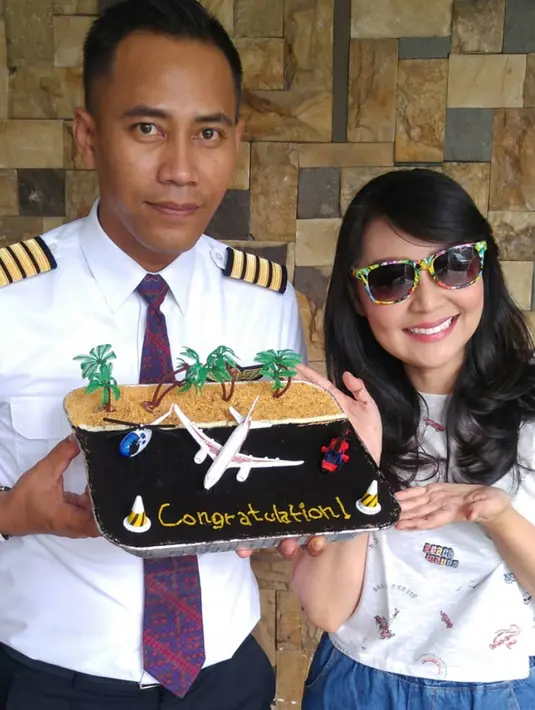 Artis Tessa Kaunang memberi hadiah kepada kekasihnya yang berprofesi sebagai pilot atas kenaikan tingkatnya. Ini merupakan pertama kalinya Tessa menunjukkan wajah sang kekasih, Rully, di akun media sosialnya. (Instagram/thessakaunangtuiit)