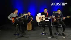 Appolo Ape menyuguhkan musik yang asyik untuk para pecinta musik pop alternatif. Hanya di Akustik Plus!