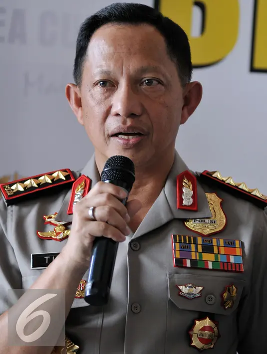 Kapolri Jenderal Pol Tito Karnavian memberikan keterangan usai rapat koordinasi di Jakarta, (2/8). Polri dan Bea Cukai akan bekerjasama dalam peningkatan pengawasan terhadap keluar masuknya barang dan penyelundupan narkoba. (Liputan6.com/Johan Tallo)