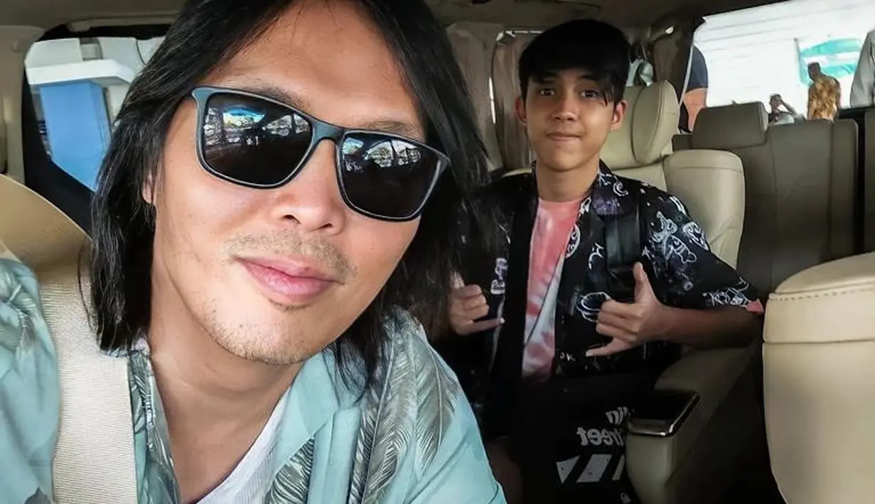 Menurut penyanyi kelahiran Makassar 53 tahun silam ini,  putranya Manuel untuk pertama kalinya masuk dalam dunia kerja profesional. Mulai mengikuti meeting hingga ke pengadilan. [Instagram/oncemekelofficial]