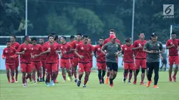 Pemain Persija berlari kecil jelang latihan di Lapangan Sutasoma, Halim Perdanakusuma, Jakarta, Selasa (20/3). Latihan ini persiapan menghadapi Bhayangkara FC di laga pembuka Liga 1 Indonesia 2018. (Liputan6.com/Helmi Fithriansyah)