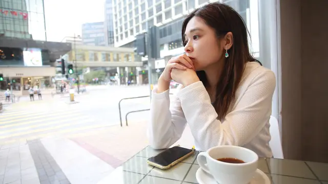 perempuan dan kafe sedih