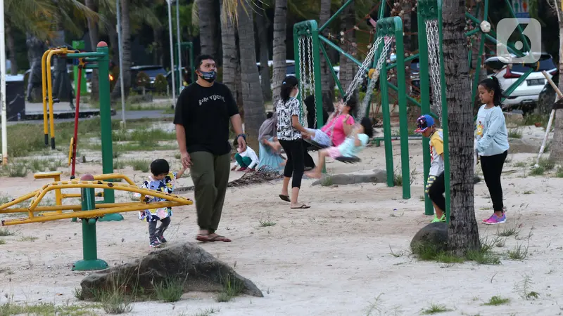 FOTO: Wisatawan Kunjungi Kawasan Wisata Pantai Ancol