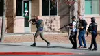 Petugas penegak hukum bergegas menuju Universitas Nevada setelah laporan adanya penembak aktif, Las Vegas, Amerika Serikat, Rabu (6/12/2023). (Steve Marcus/Las Vegas Sun via AP)