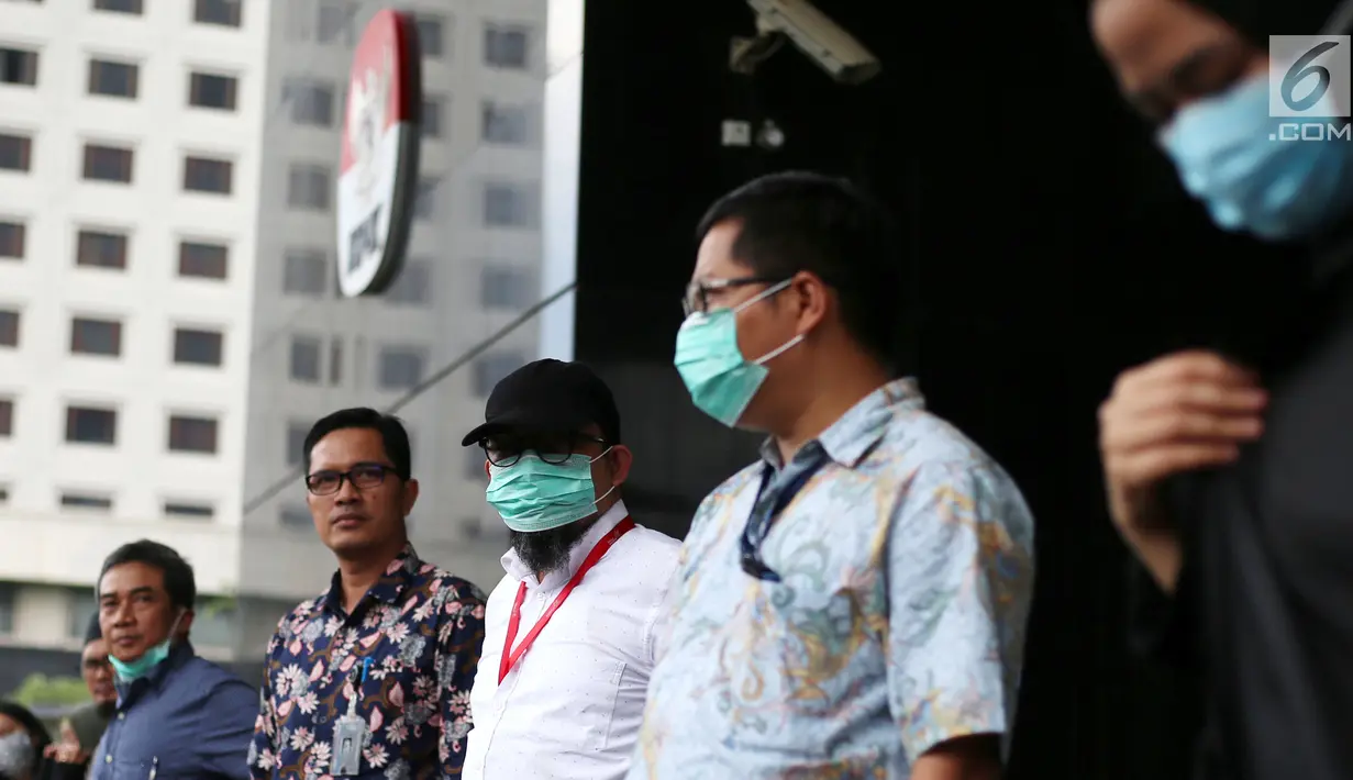 Ratusan Wadah Pegawai KPK menggelar aksi Solidaritas Untuk Gilang mengelilingi Gedung KPK Merah Putih di Jakarta, Kamis (7/9). Aksi digelar terkait penganiayaan pegawai KPK pada tanggal 2 Februari 2019 di  Hotel Borobudur. (merdeka.com/Dwi Narwoko)