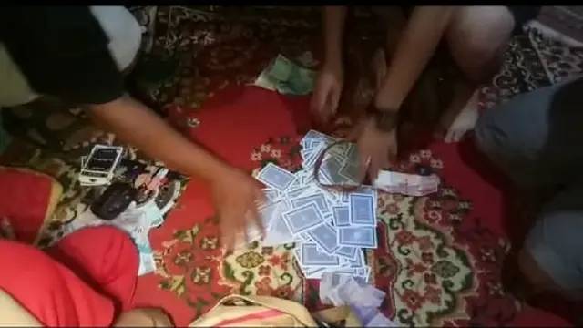 Dari tangan mereka, polisi mengamankan uang jutaan rupiah.(Liputan6.com/Ahmad Akbar Fua)