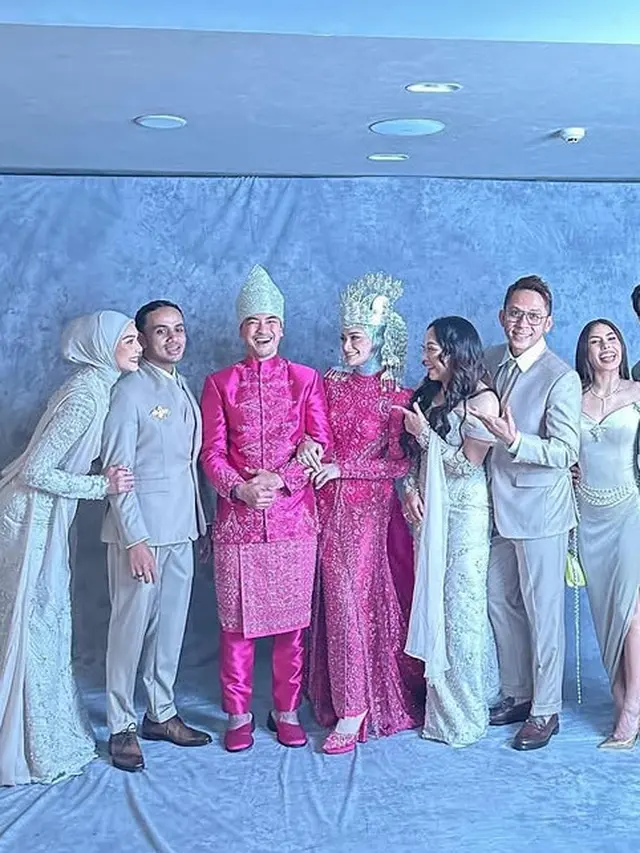 Putri Zulhas Dibalut Kebaya Fuschia dan Mahkota saat Resepsi Pernikahan Bersama Zumi Zola Usung Adat Jambi.