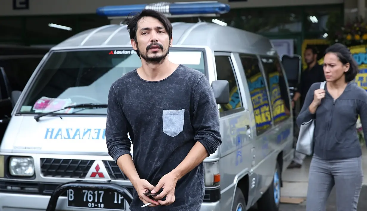 Abimana yang masih belum percaya dengan kepergian ibundanya, masih enggan untuk diwawancara. Namun sang istri mewakilkan Abimana untuk memberikan keterangan soal kepergian ibunda Abi. (Bambang E. Ros/Bintang.com)