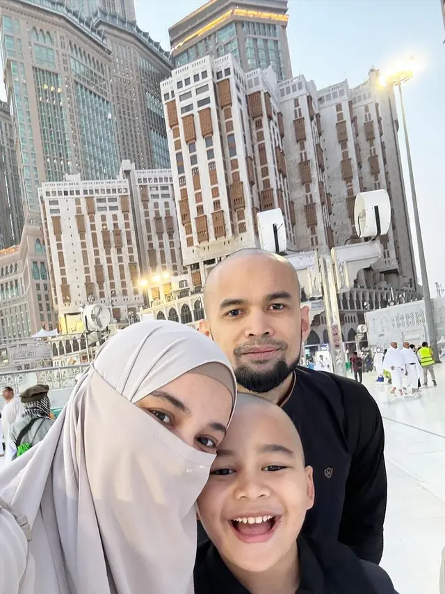 7 Potret Shireen Sungkar dan Teuku Wisnu Jalani Umroh di Akhir 2023, Penuh Syukur