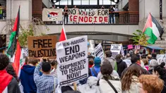 Para demonstran pro-Palestina berkumpul di Faneuil Hall Marketplace dalam unjuk rasa “No Votes for Genocide” di Boston pada 2 November 2024. (Joseph Prezioso/AFP)
