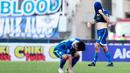 Pemain Persib Bandung, Nick Kuiper, menutup wajahnya dengan jersey setelah ditaklukkan Persik Kediri pada laga BRI Liga 1 2022/2023 di Stadion Pakansari, Bogor, Rabu (8/3/2023). (Bola.com/M Iqbal Ichsan)