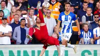 Pemain Liverpool Harvey Elliott melakukan tendangan salto ke gawang Brighton and Hove Albion pada pertandingan sepak bola Liga Premier Inggris di Anfield, Liverpool, Inggris, 1 Oktober 2022. Pertandingan berakhir imbang 3-3. (Peter Byrne/PA via AP)