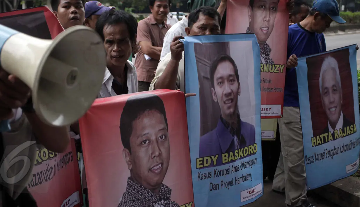 Aksi massa Komite Anti Korupsi Indonesia (KAKI) saat memberikan somasi kepada KPK terkait penelantaran kasus tindak pidana korupsi, Jakarta, Rabu (10/6/2015). (Liputan6.com/Helmi Afandi)
