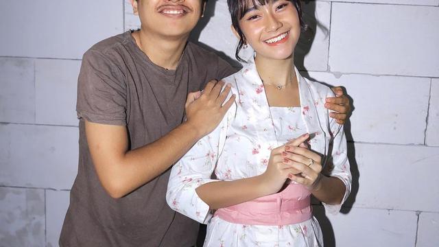 6 Editan Foto Cowok Bareng Zee dan Freya JKT48 Ini Halu Banget, Kocak
