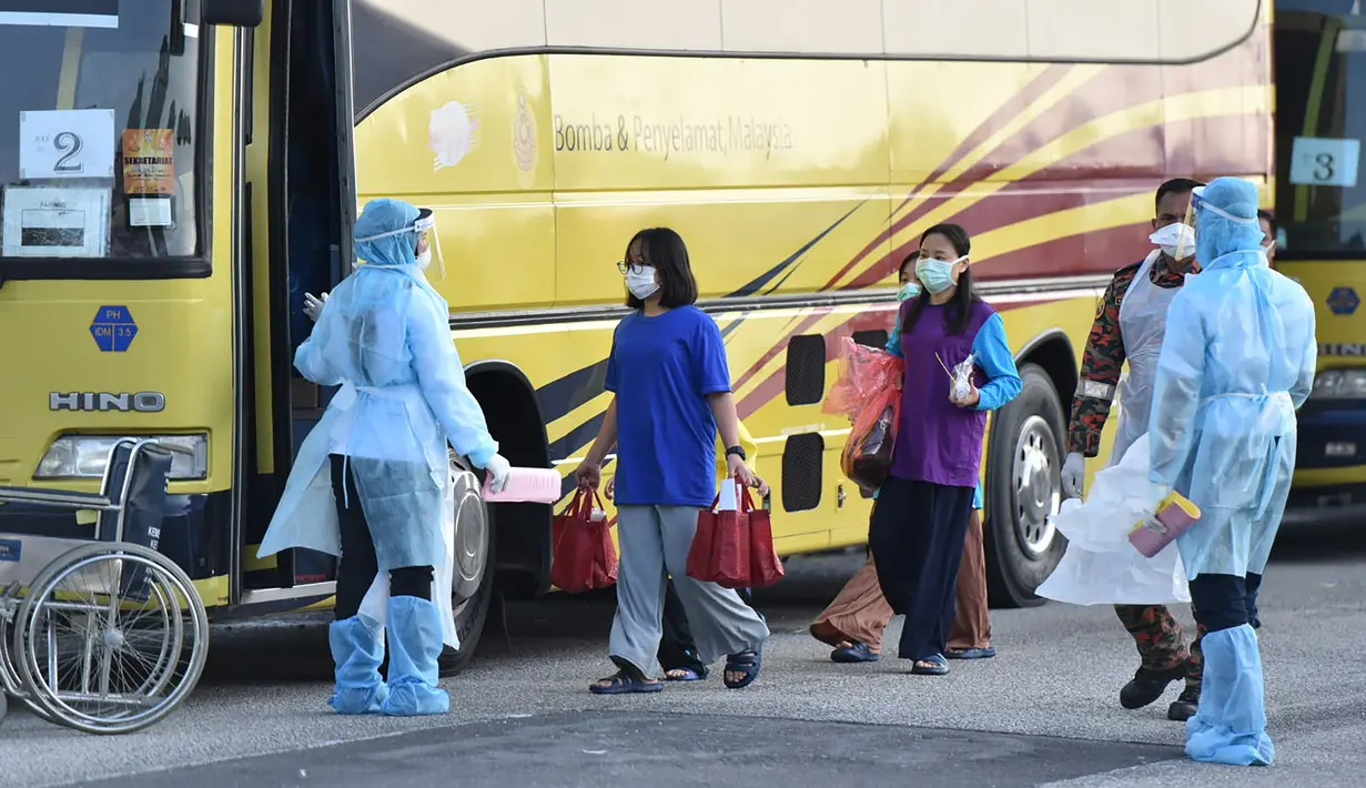Warga Malaysia saat tiba setelah dievakuasi dari Wuhan, China akibat virus corona di Bandara Internasional Kuala Lumpur di Sepang, Selasa, (4/2/2020). Warga Malaysia yang dievakuasi dari Wuhan akan dikarantina selama 14 hari.  (Muzzafar Kasim/Malaysia's Ministry of Health/AFP)