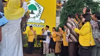 Momen menarik terjadi saat Ketua Umum Partai Gerindra sekaligus bakal calon presiden (bacapres) Koalisi Indonesia Maju, Prabowo Subianto menghadiri syukuran HUT ke-59 Partai Golkar di Jakarta Barat, Jumat (20/10/2023). (Liputan6.com/Lizsa Egeham)