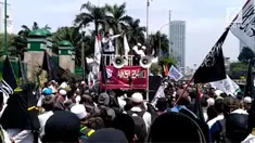 Alumni 212 dan organisasi masyarakat lain berkumpul di depan gedung DPR menolak Perppu Ormas.